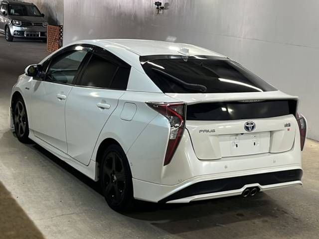 2016 Toyota Prius Aツーリングセレクション auction photo 3