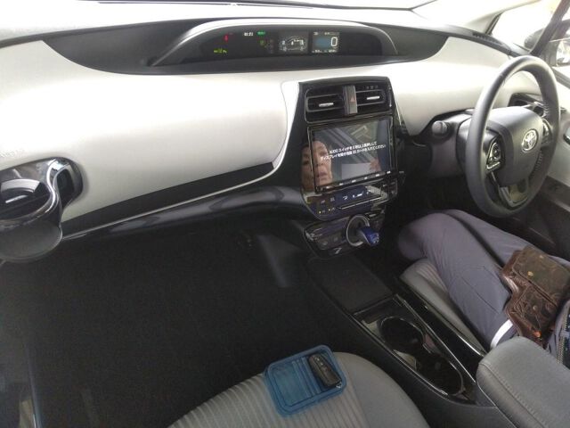 2020 Toyota Prius PHEV S Safety Package auction photo 3