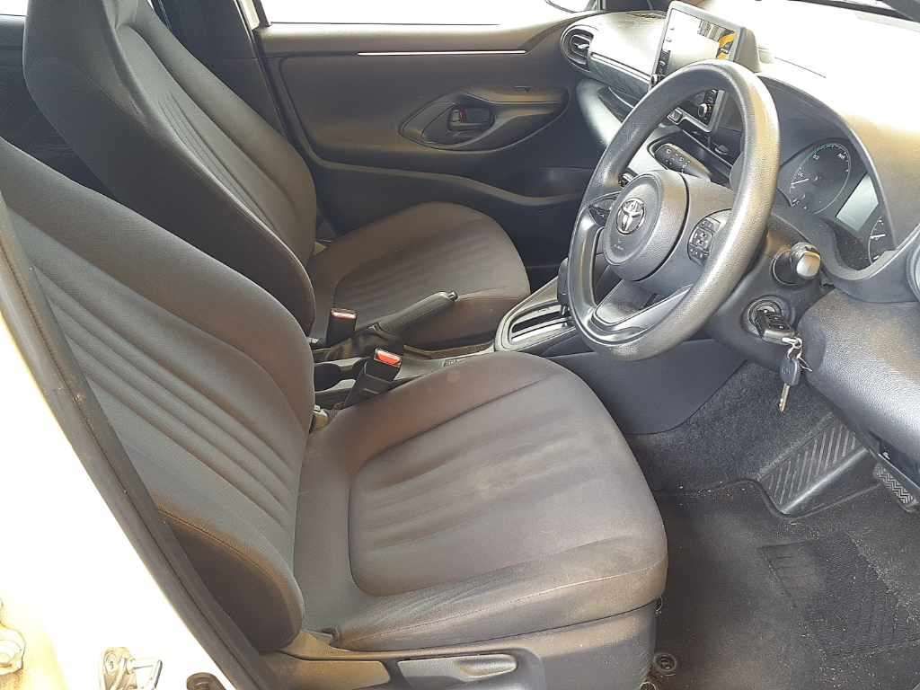2021 Toyota Yaris ハイブリッドX auction photo 8