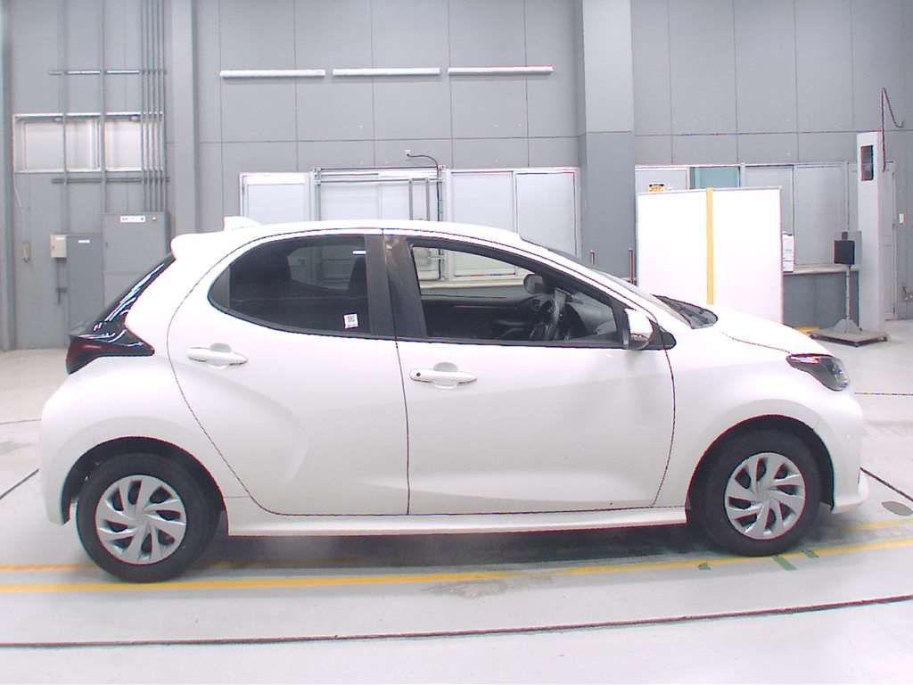 2021 Toyota Yaris ハイブリッドX auction photo 3