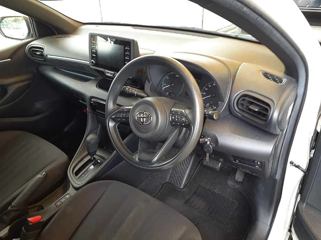 2021 Toyota Yaris ハイブリッドX auction photo 7