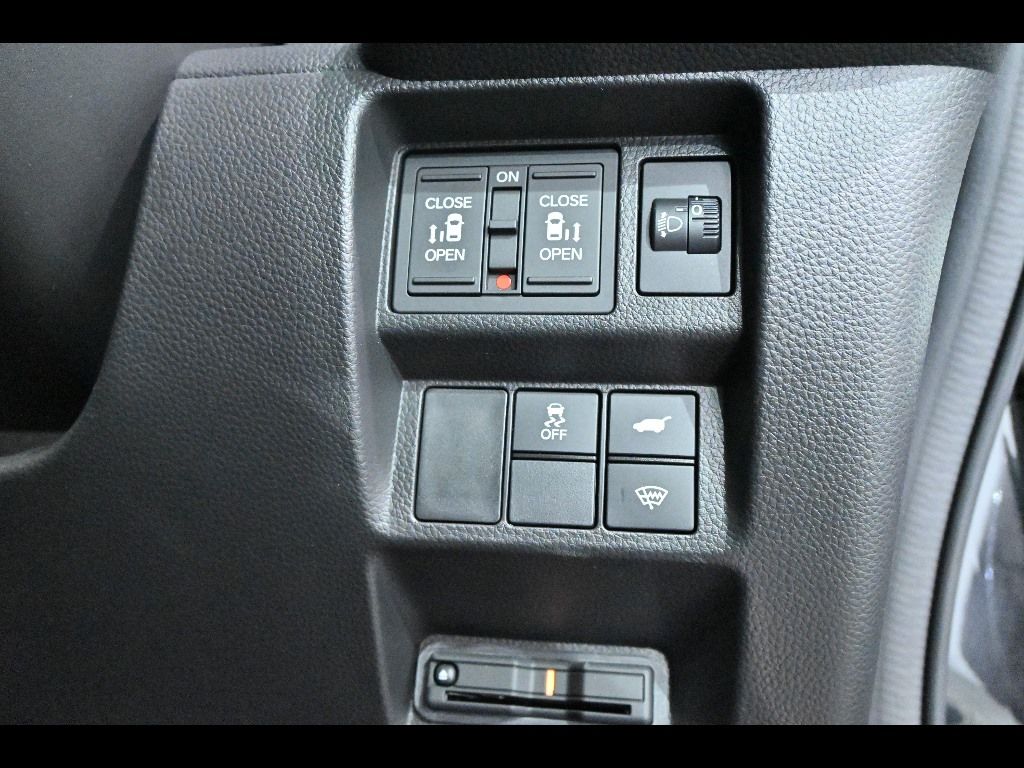 2023 Honda Stepwgn 4WD 7 people auction photo 11