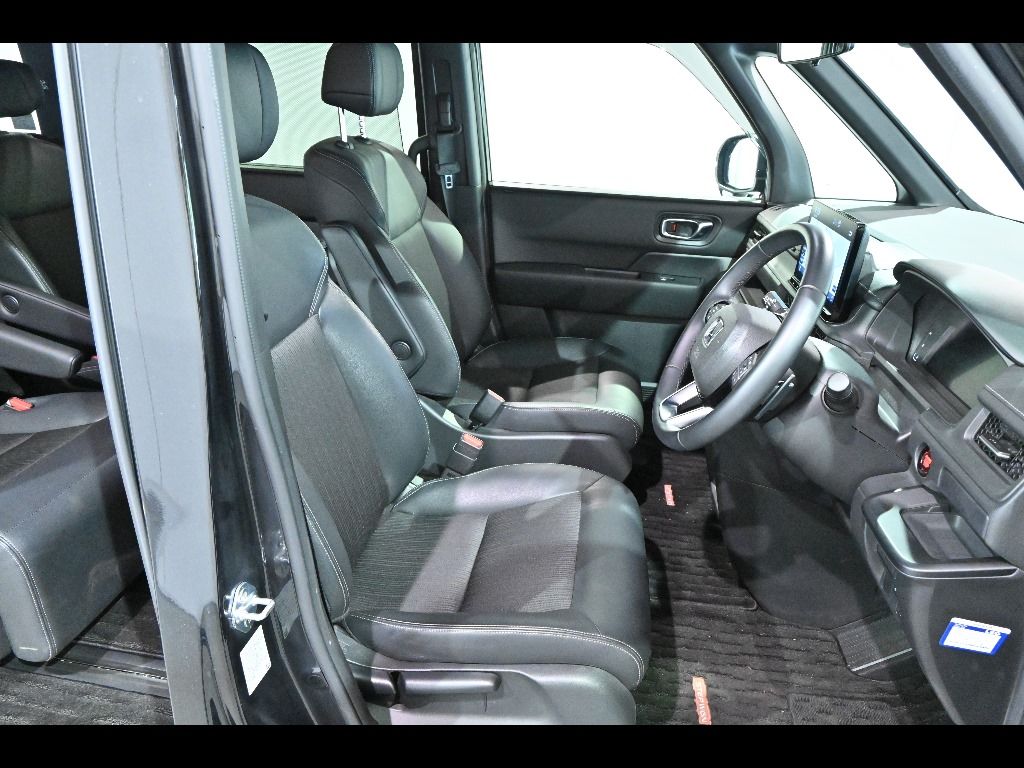 2023 Honda Stepwgn 4WD 7 people auction photo 6