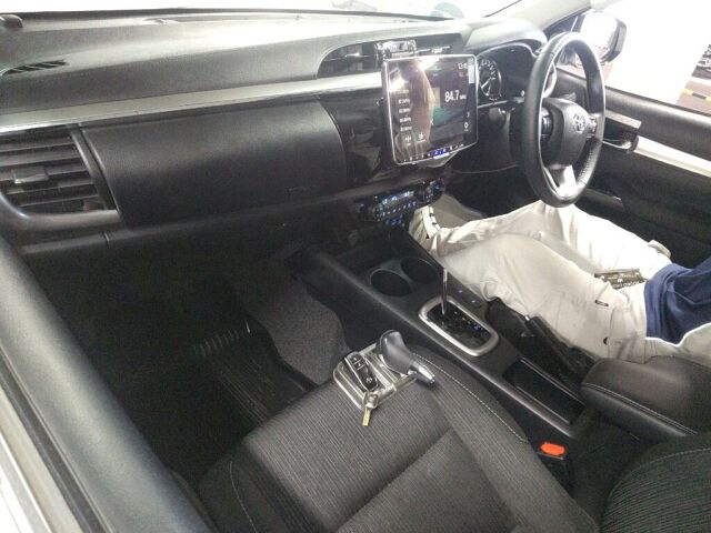 2023 Toyota Hilux Z 4WD auction photo 6