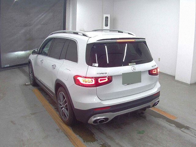 2023 Mercedes-AMG GLB GLB35 4-speed AMG package 4WD auction photo 2