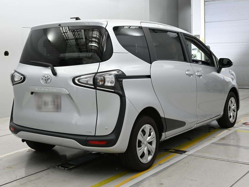 2022 Toyota Sienta X 4WD auction photo 2