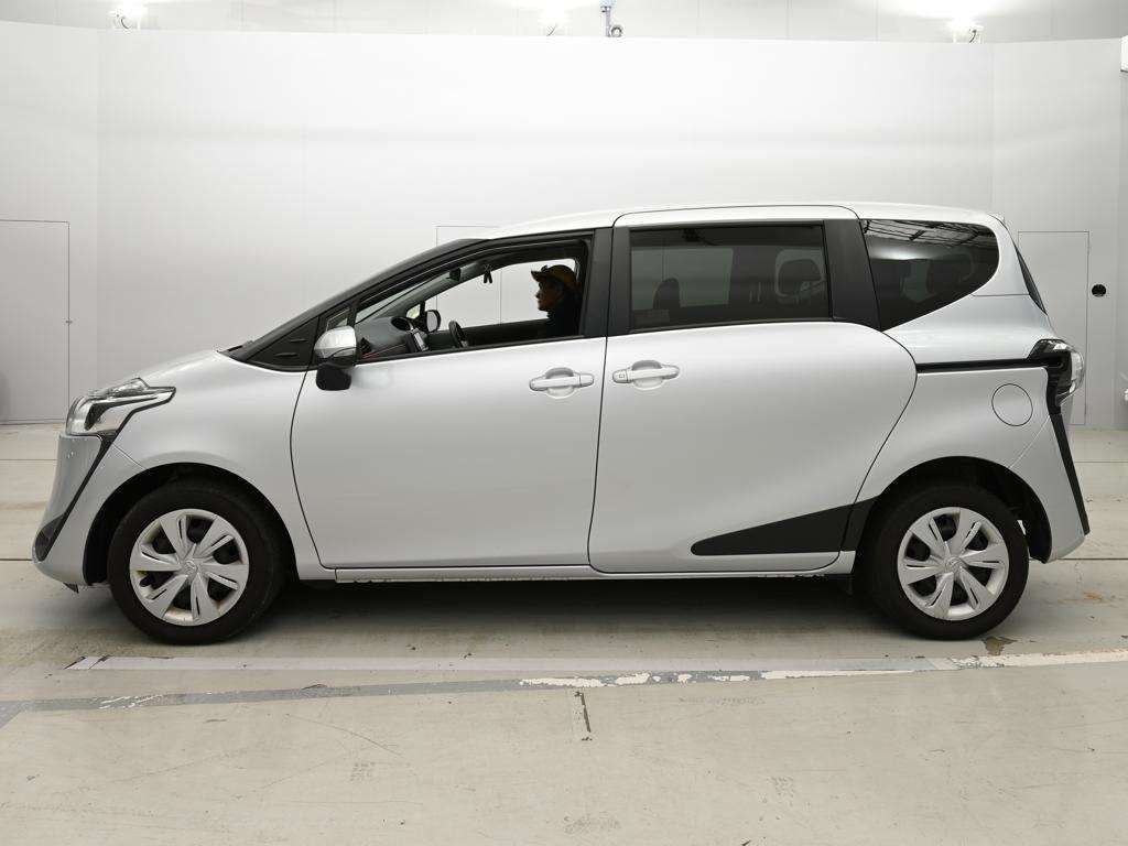 2022 Toyota Sienta X 4WD auction photo 4