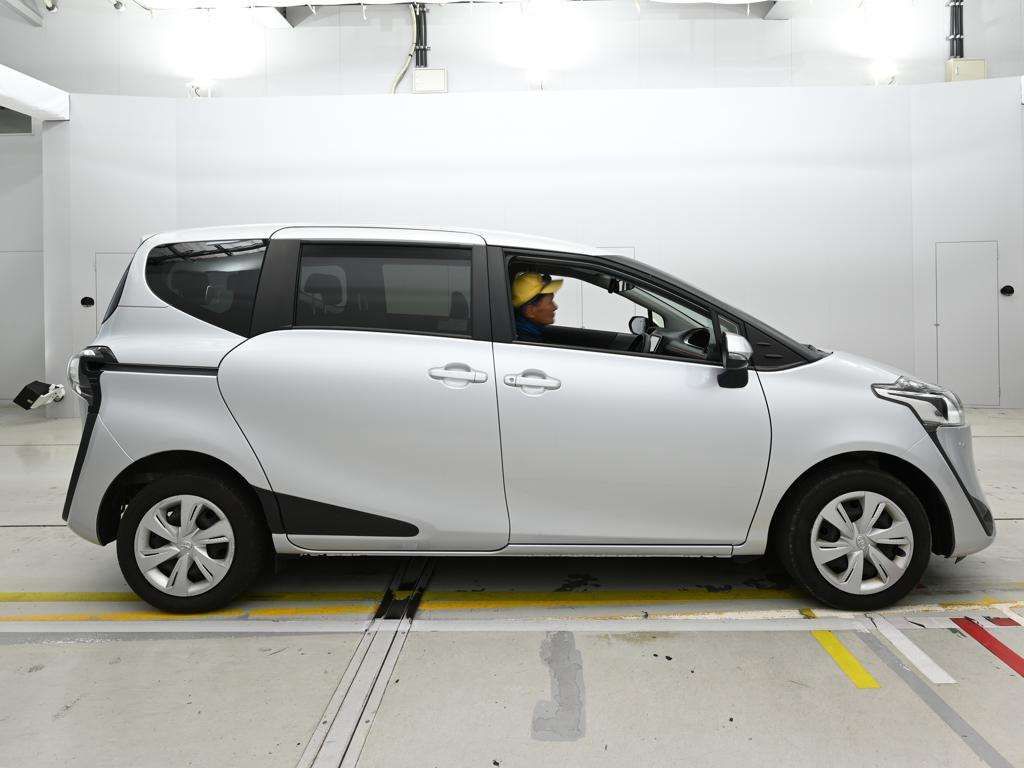 2022 Toyota Sienta X 4WD auction photo 3