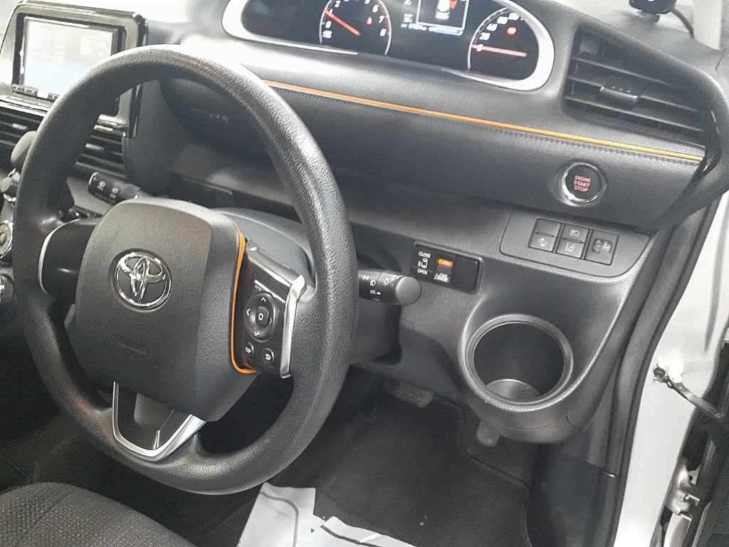 2022 Toyota Sienta X 4WD auction photo 9