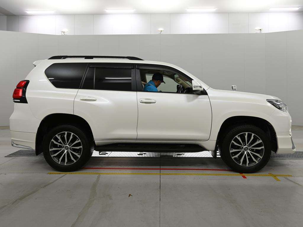 2022 Toyota Land Cruiser Prado TX L Package 4WD auction photo 3