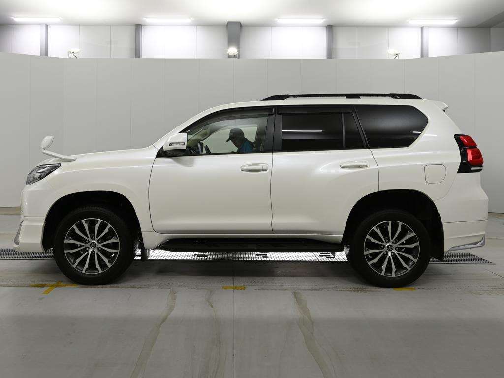 2022 Toyota Land Cruiser Prado TX L Package 4WD auction photo 4