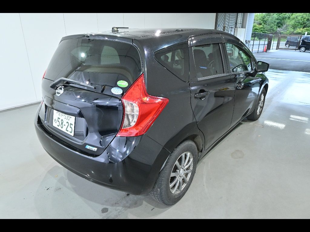 2015 Nissan ノート HB X DIG-S Vセレクション+セーフティ auction photo 2
