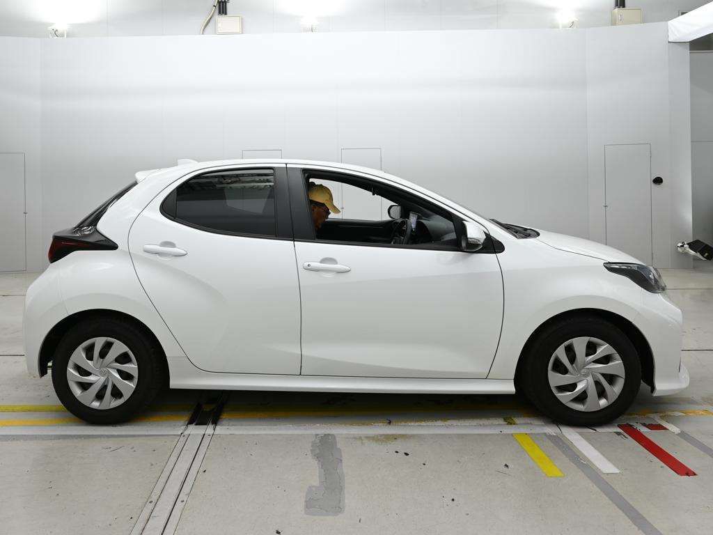 2023 Toyota Yaris X スマートエントリーパッケージ auction photo 3