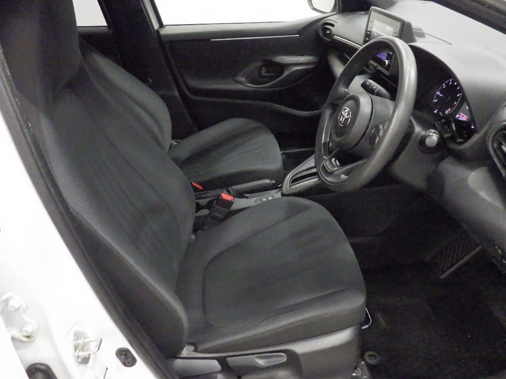 2023 Toyota ヤリス 5HB X auction photo 6