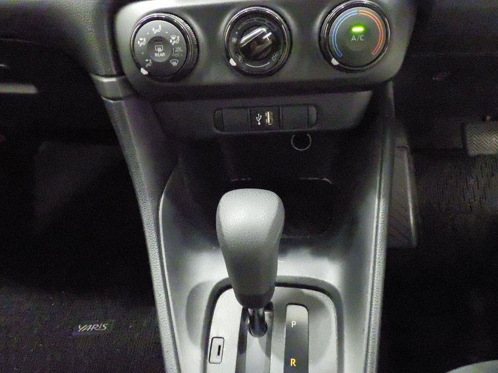 2023 Toyota ヤリス 5HB X auction photo 12