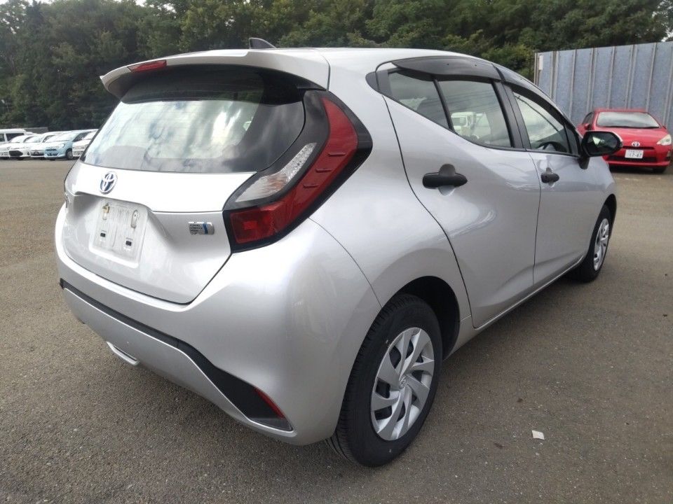 2023 Toyota Aqua auction photo 2