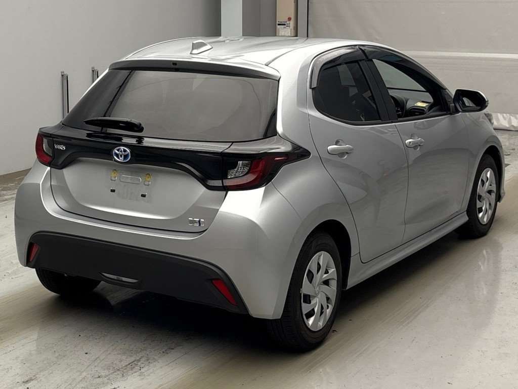 2023 Toyota Yaris ハイブリッドX auction photo 2