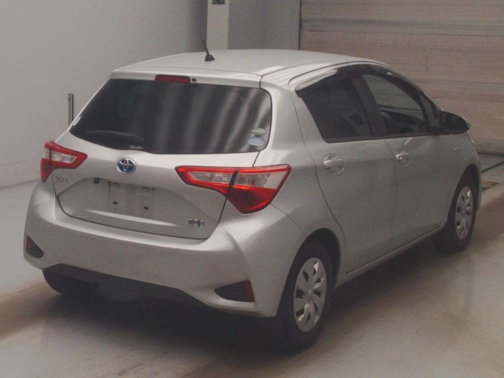 2019 Toyota Vitz ハイブリッドF auction photo 2