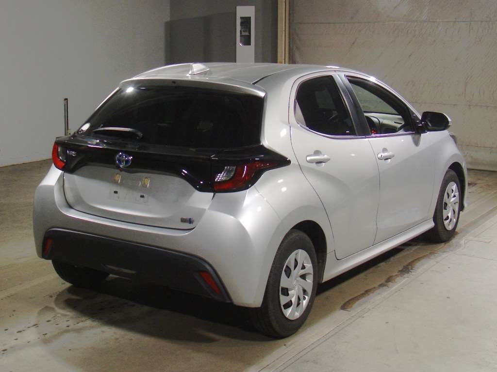 2022 Toyota Yaris ハイブリッドX auction photo 2
