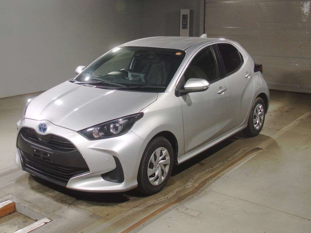 Japan Auction Vehicles 4 2022 Toyota Yaris ハイブリッドX auction photo