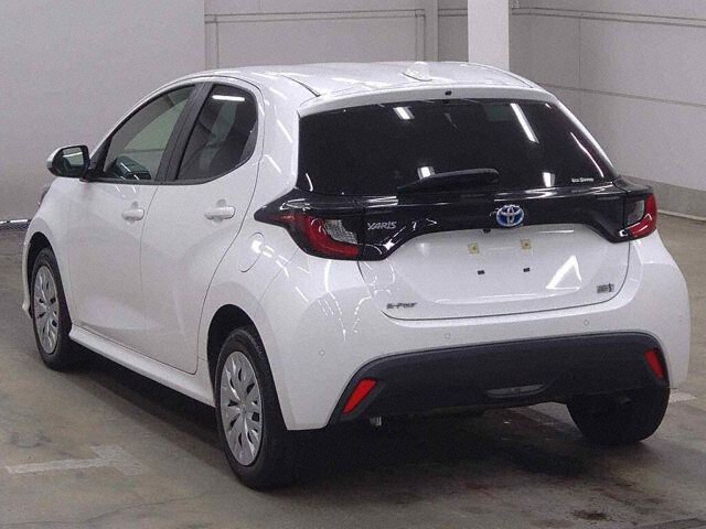 2023 Toyota Yaris ハイブリッドX 4WD auction photo 2