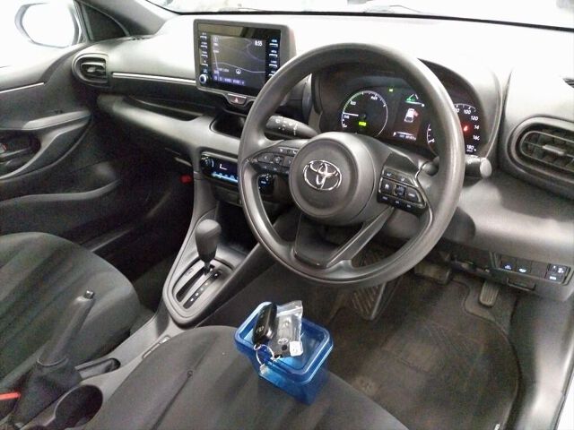 2023 Toyota Yaris ハイブリッドX 4WD auction photo 3