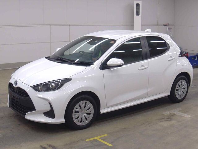 2023 Toyota Yaris ハイブリッドX 4WD auction photo 4