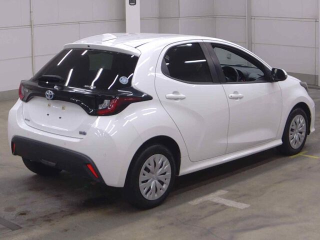 2023 Toyota Yaris ハイブリッドX 4WD auction photo 5