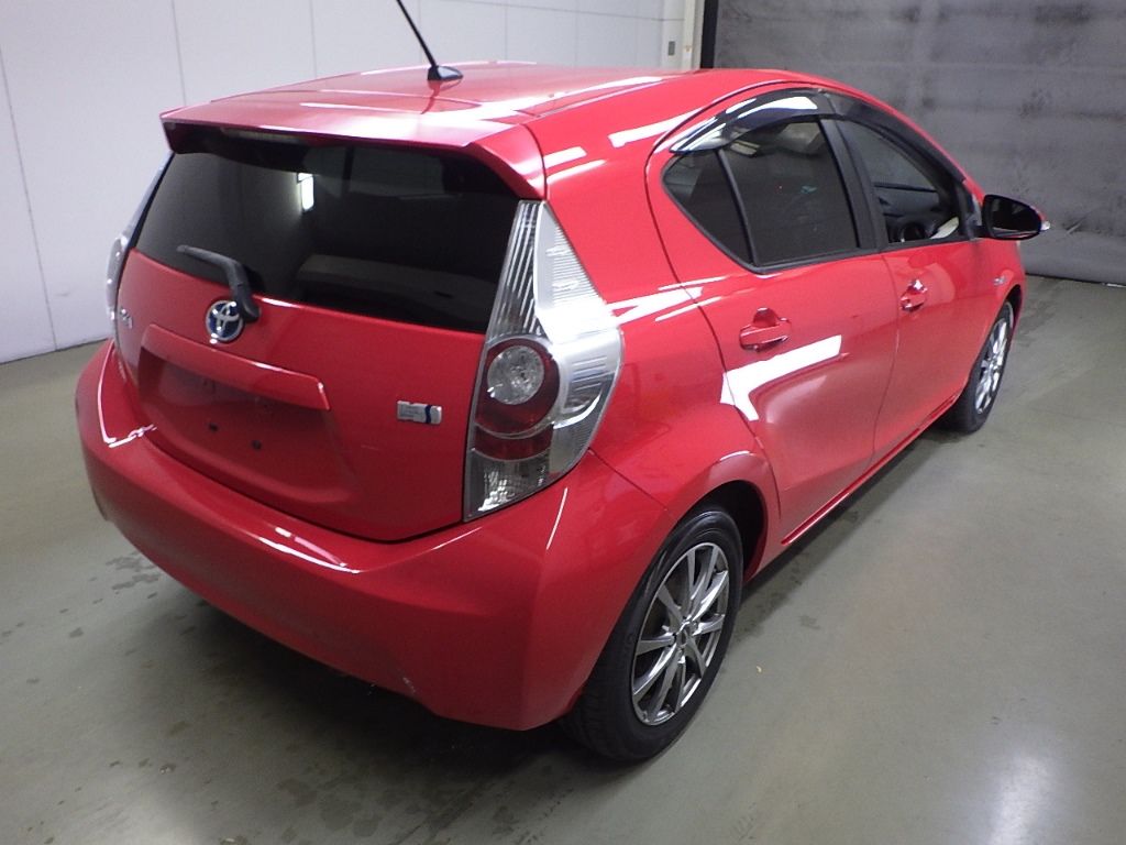2013 Toyota Aqua G auction photo 2