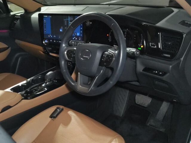 2023 Lexus NX NX350H Version L auction photo 3
