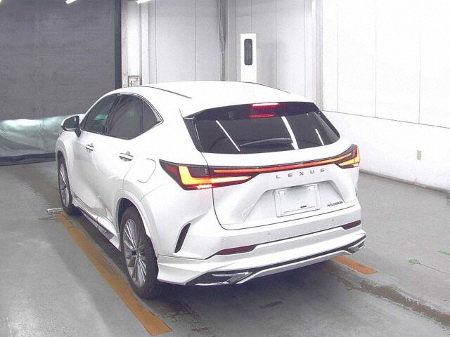 2023 Lexus NX NX350H Version L auction photo 2