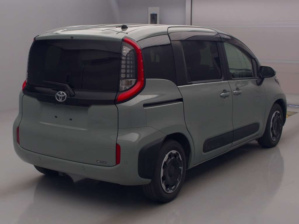 2022 Toyota Sienta Z auction photo 2