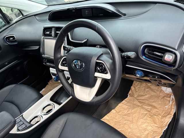2017 Toyota Prius Aツーリングセレクション auction photo 3