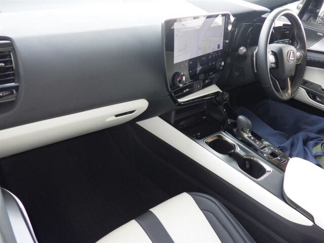 2025 Lexus NX NX350H F Sport 4WD auction photo 3