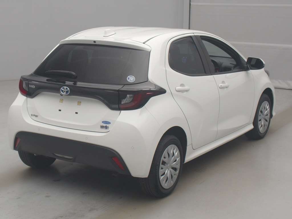 2023 Toyota Yaris ハイブリッドX 4WD auction photo 2