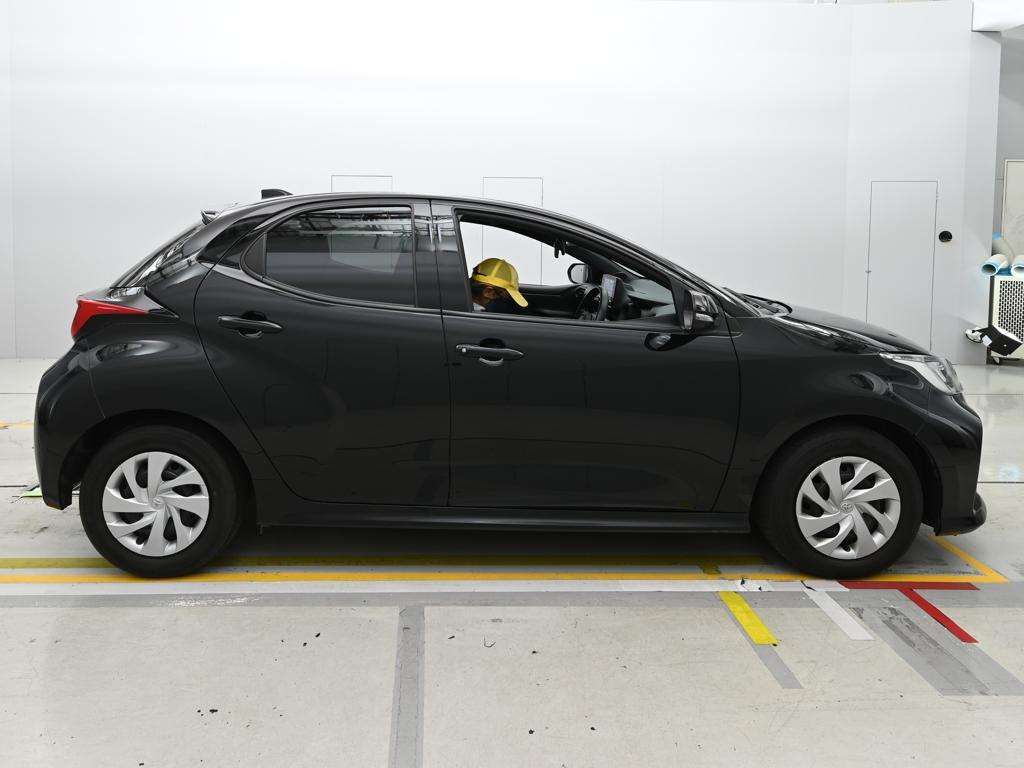 2022 Toyota Yaris ハイブリッドG auction photo 3