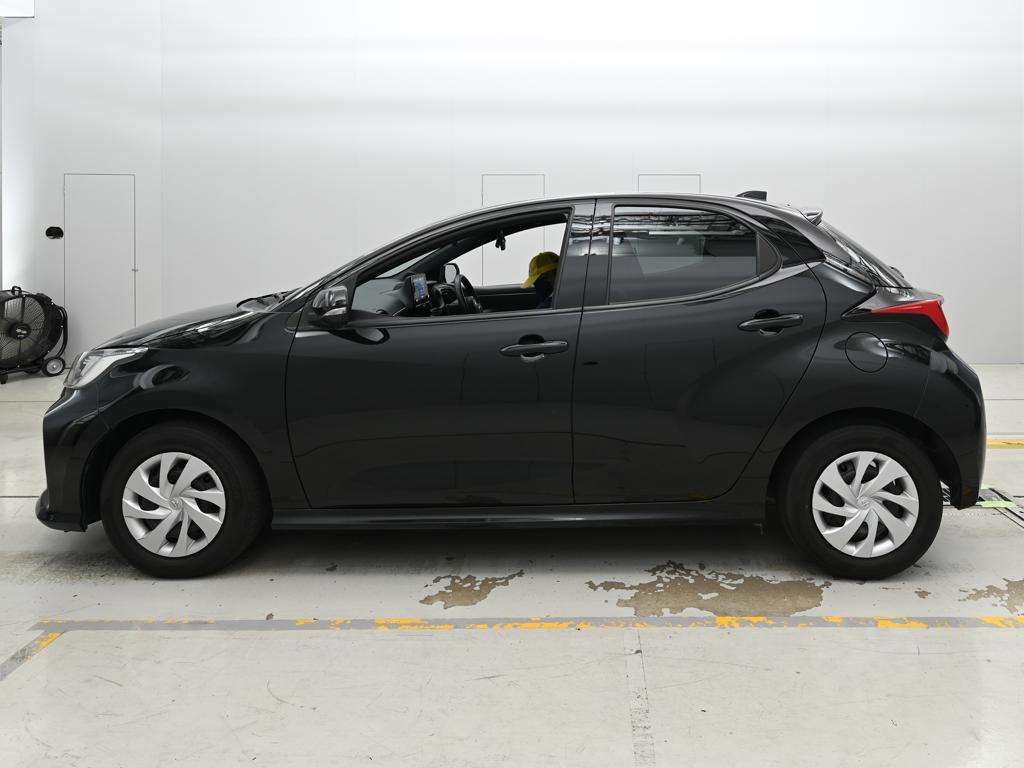 2022 Toyota Yaris ハイブリッドG auction photo 4