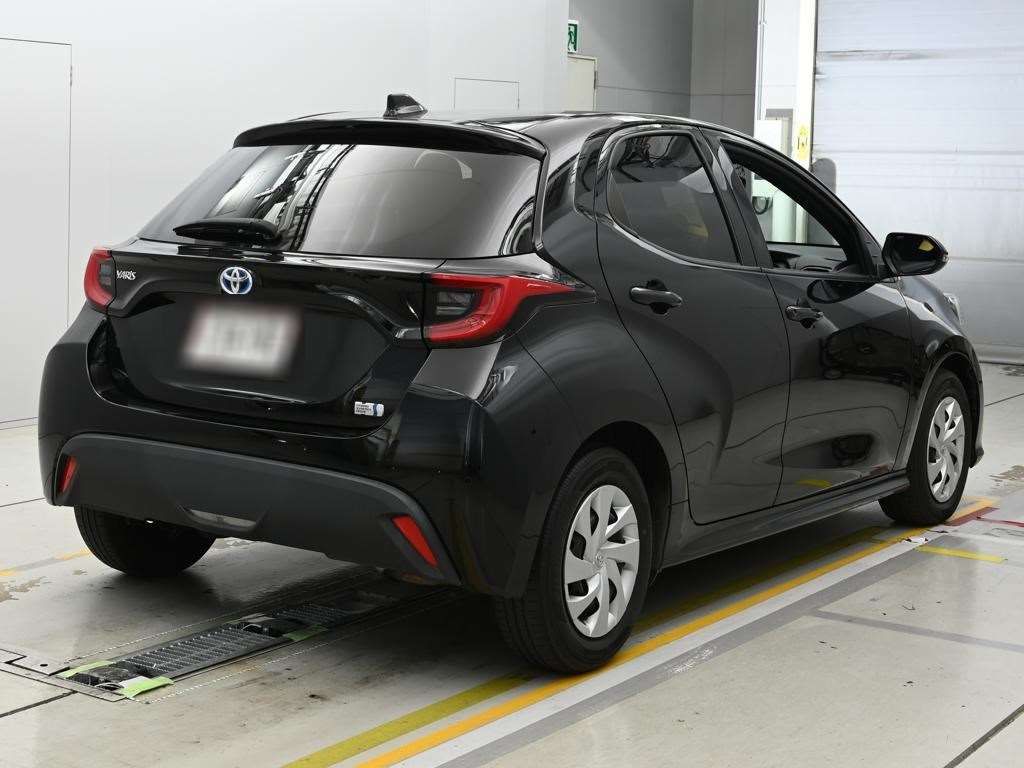 2022 Toyota Yaris ハイブリッドG auction photo 2