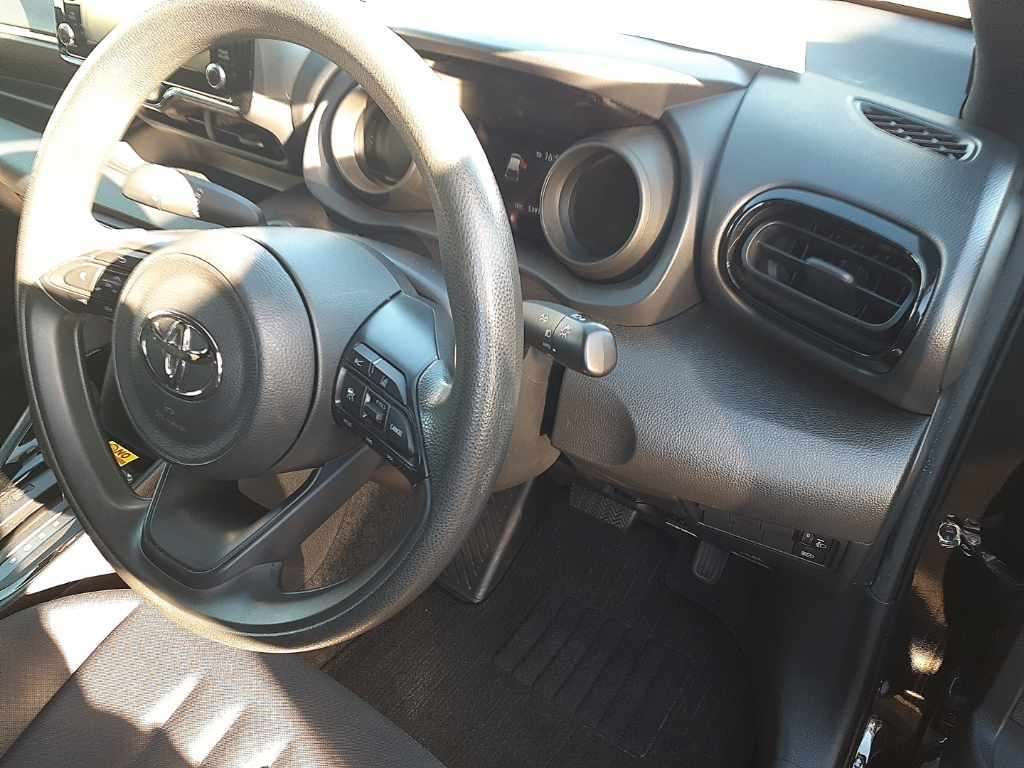 2022 Toyota Yaris ハイブリッドG auction photo 9