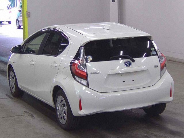 2017 Toyota Aqua G auction photo 2
