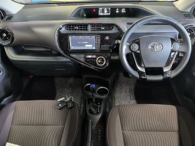 2017 Toyota Aqua G auction photo 3