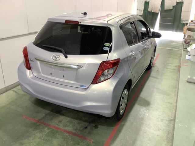 2013 Toyota Vitz auction photo 2