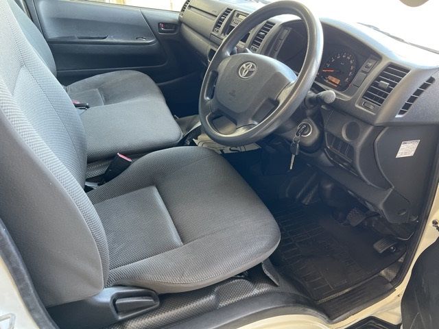 2015 Toyota Hiace Van, 4WD, Deluxe Long auction photo 4
