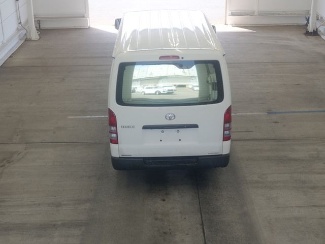 2015 Toyota Hiace Van, 4WD, Deluxe Long auction photo 3