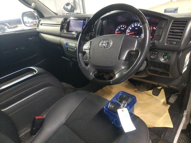 2017 Toyota Hiace L Super GL Dark 4WD auction photo 3