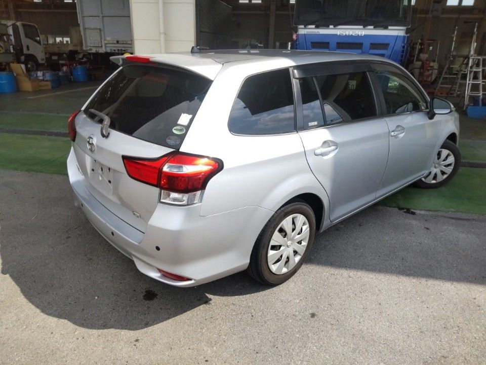 2015 Toyota Corolla Fielder auction photo 2