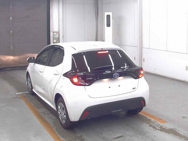 2023 Toyota Yaris ハイブリッドX auction photo 2