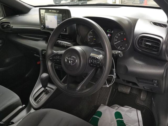 2023 Toyota Yaris ハイブリッドX auction photo 3