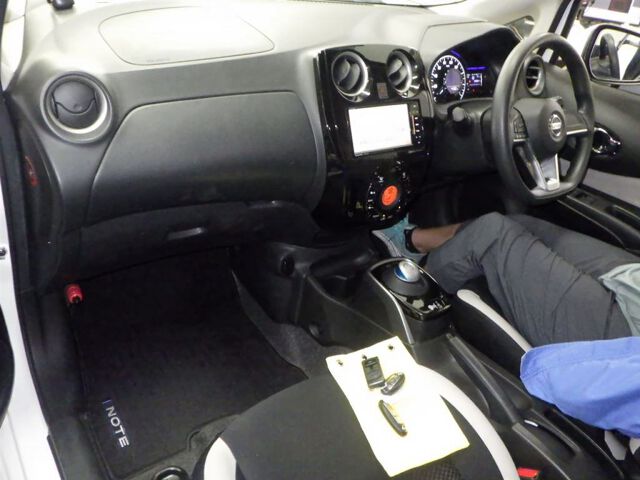 2018 Nissan Note EパワーXFOUR 4WD auction photo 3