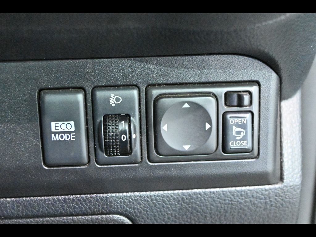 2011 Nissan ノート HB 15X SV auction photo 8